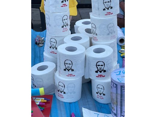 Най-продаваният сувенир в Полша е тоалетна хартия с лицето на Путин (Снимка)