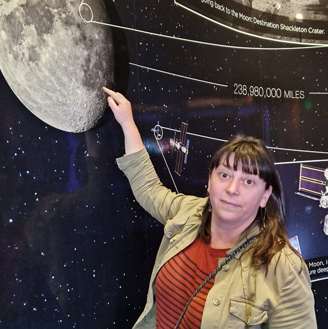 Таня в "Кенеди Уоч Център" по време на изстрелването на космическия апарат "Одисей" към Луната.