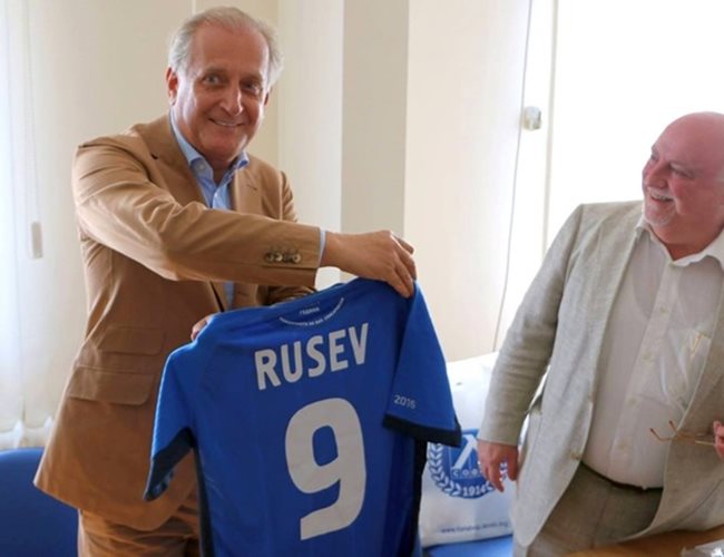 Спас Русев държи фланелка на "Левски" с неговото име.