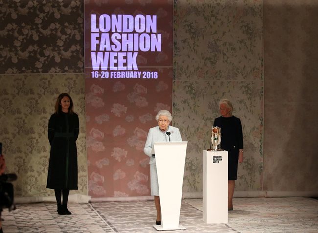 Кралица Елизабет Втора за пръв път присъства на Лондонската седмица на модата, за да връчи награда. СНИМКИ: Ройтерс