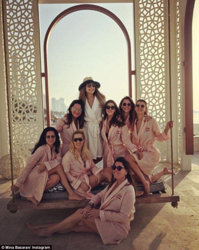 Мина с приятелките си в Дубай