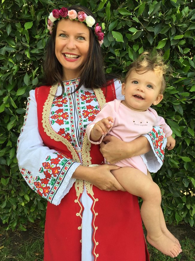 Томислава Савчева -Петров в народна носия заедно с една от дъщерите си