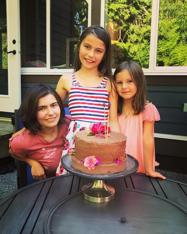 Трите прекрасни дъщери на Петкова пред една от нейните торти.