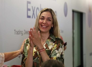 Сълзи и усмивки на лицето на Силвия Аздреева при първата среща с близките след завръщането от К2 (Видео, снимки)