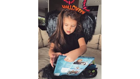 Николета Лозанова облече дъщеря си като черен ангел за Хелоуин
