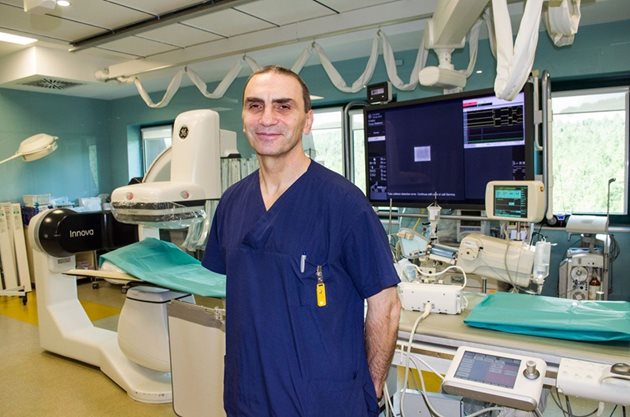 Д-р Борислав Борисов, завеждащ отделението по инвазивна кардиология в болница “Тракия”, разказа пред “24 часа” как са извадили частта от катетъра от сърцето на пациентката.