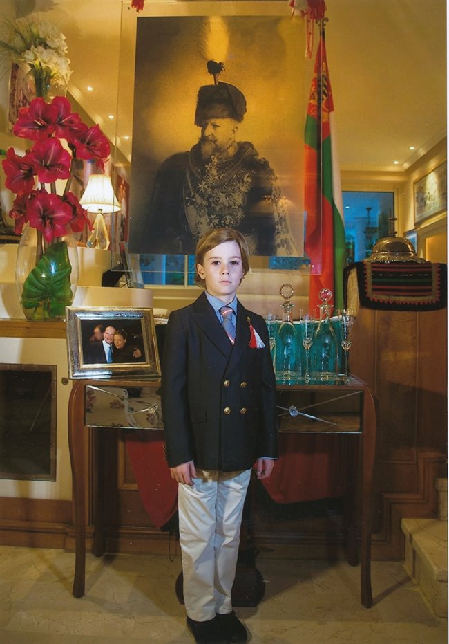 Симеон-Хасан пред българското знаме и портрета на прапрадядо си Фердинанд в дома им в Мароко.
