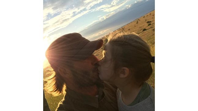 Снимка, на която Бекъм целува дъщеря си по устните, предизвика бурни реакции