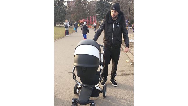 Бебето на Деси Слава с първа разходка в парка