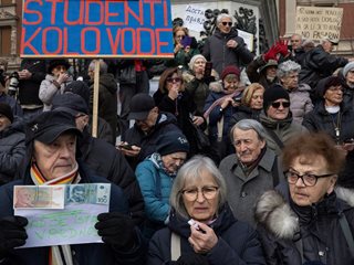 И пенсионерите се включиха в протеста на студентите в Сърбия (Снимки)