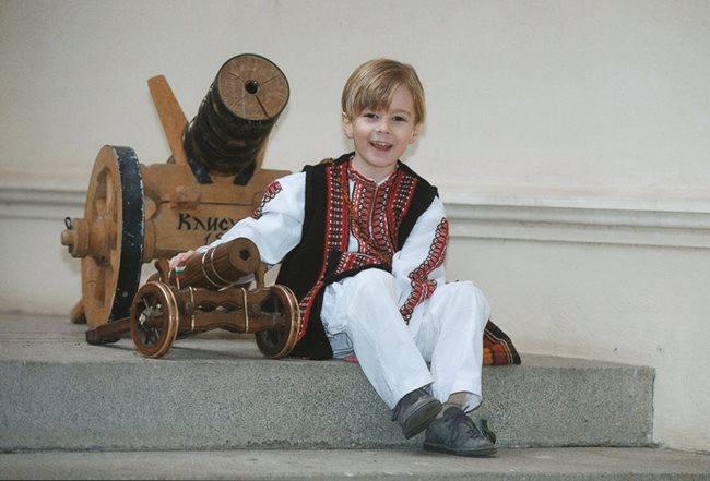От малък Симеон-Хасан облича често българска носия и се интересува от родната си страна. Той е единственият царски внук, роден в България.