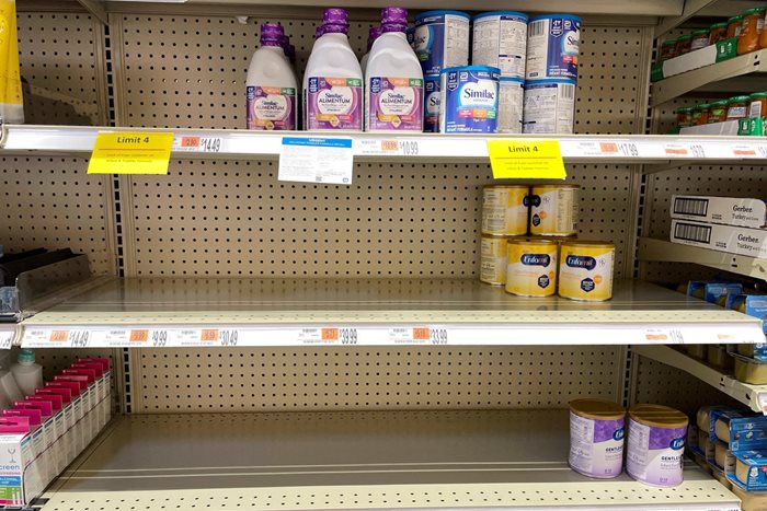 Родители трудно намират адаптирано мляко в магазините в САЩ.
СНИМКА: РОЙТЕРС