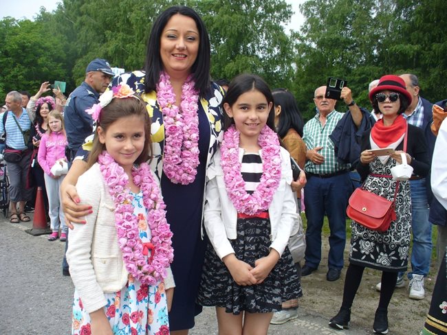 Министър Лиляна Павлова доведе на празника дъщеричката си София /вдясно/ и Мария, дъщеря на пресаташето й.