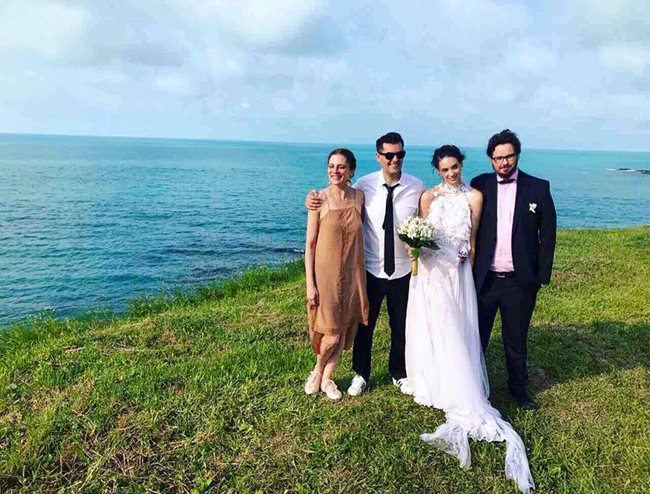 Сватбата се състоя край морето.