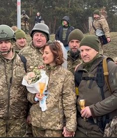 Сватба на фронтовата линия: Украински военни се венчаха, докато пазят Киев (Видео)