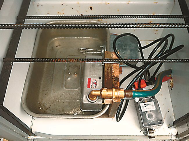 Цялата система на дъното на камерата: тавата с нагревателя, с поплавъчен клапан и термостат, който ще бъде монтиран по-горе