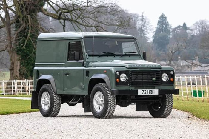 Land Rover Defender, каран от крал Чарлз III. Снимка: Iconic Auctioneers