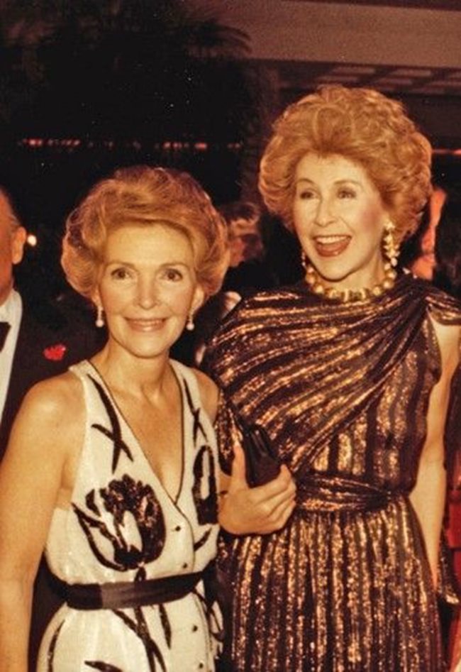 Бетси Блумингдейл (вдясно) и Нанси Рейгън