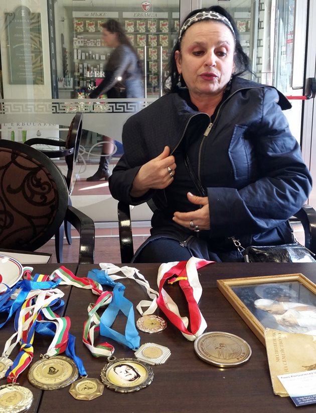 Майката на Горан - Саша, показва отличията на сина си в спорта.