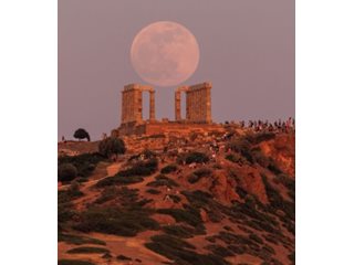 Вижте природния феномен пълно затъмнение и кървава Луна (Снимки)