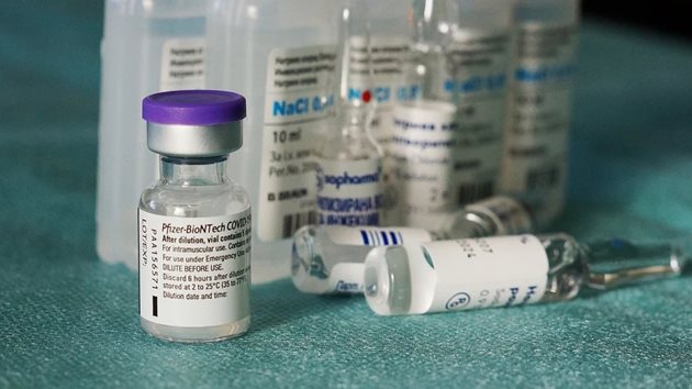 Pfizer и BioNTech обявиха, че са разработили нова ваксина, специално за варианта Омикрон на COVID-19.