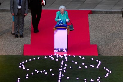 Над 3500 светлини грейнаха за платинения юбилей на Елизабет II (Видео, снимки)