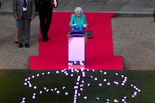 Над 3500 светлини грейнаха за платинения юбилей на Елизабет II (Видео, снимки)