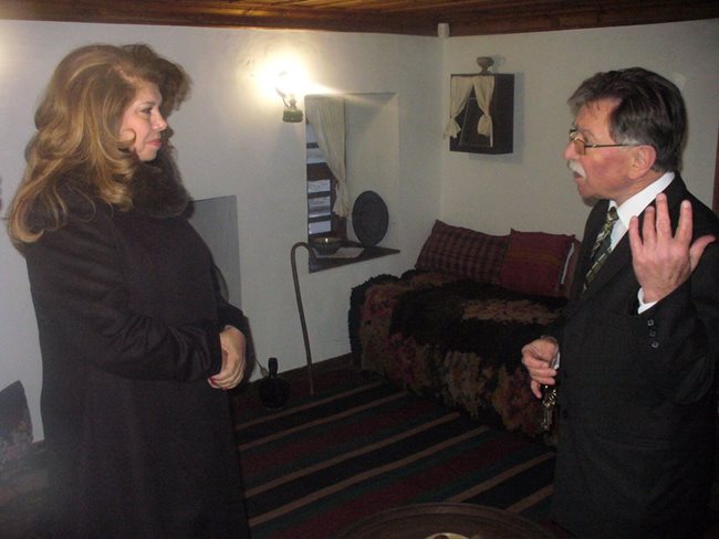 Уредникът на родната къща на Яворов в Чирпан Тодор Иванов показа на вицепрезидента Илияна Йотова как е живяло семейството на поета.