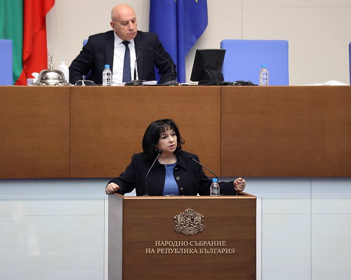 В енергетиката не оставяме "мини ", както през 2014 г., каза от трибуната на парламента енергийният министър Теменужка Петкова.