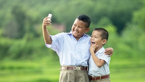 Децата и мобилните телефони - кога, как и дали?