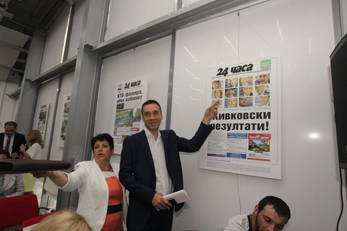 Кметът на Бургас Димитър Николов се снима пред първата страница за последните местни избори, на които той спечели града с разбиващ резултат.