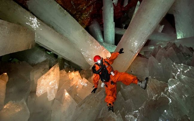 Пещерата на кристалите Наика, Чихуахуа. Мината и пещерата се намират в югозападната част на Наика, град с около 5000 жители. Заради своята крехкост и трудни условия пещерата е достъпна само за изследователи.