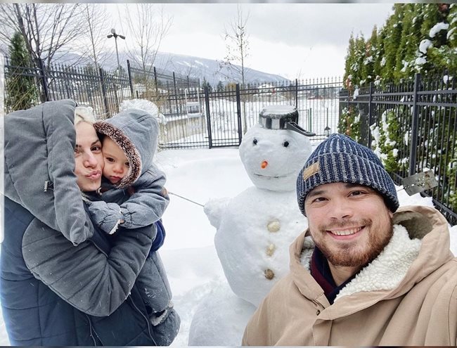 Щастливото семейство се радва на снега.
СНИМКИ: ПРОФИЛ НА ПОЛИ ГЕНОВА В ИНСТАГРАМ
