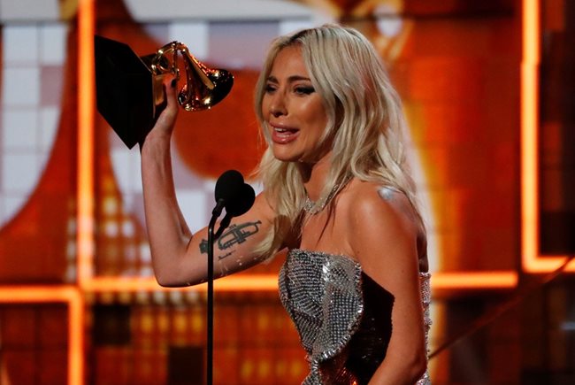 За най-добро солово поп изпълнение наградата грабна Лейди Гага с песента Joanne.
