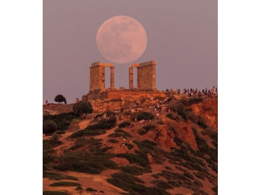 Вижте природния феномен пълно затъмнение и кървава Луна (Снимки)