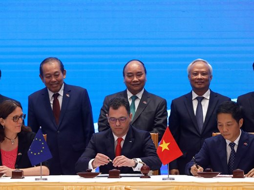 ЕС и Виетнам подписаха споразумение за свободна търговия

