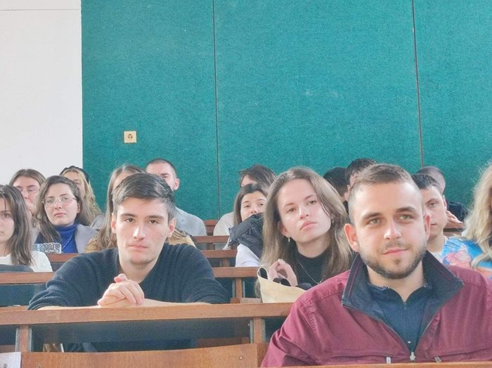 Студентите по време на лекцията.