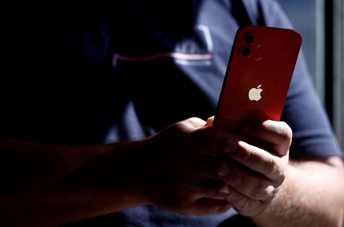Франция заплаши,  че ще изземе всички айфони 12, ако “Епъл” не се подчини на  нормите за електромагнитно излъчване в страната.

СНИМКА: РОЙТЕРС