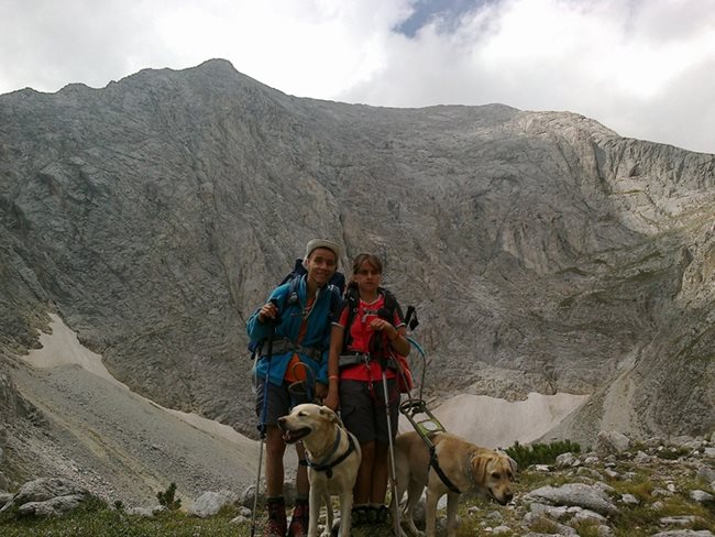 Виктор и Калина по време на поход със своите кучета водачи Идалго и Карма