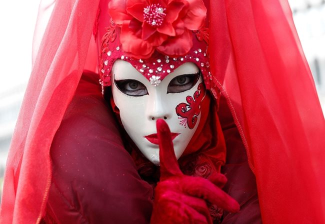 На карнавала всеки  променя самоличността си  и се скрива зад маска.