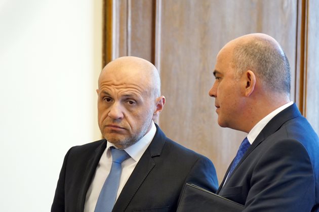 Вицепремиерът Томислав Дончев разговаря със социалния министър Бисер Петков преди заседанието на правителството.