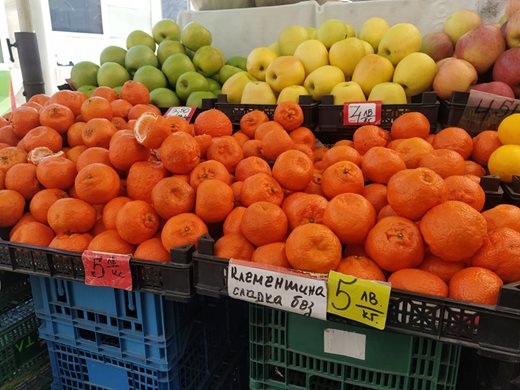 Пуст пазар в Пловдив - мандарини 5 лева, марули 2,50,  краставици 6 (снимки)
