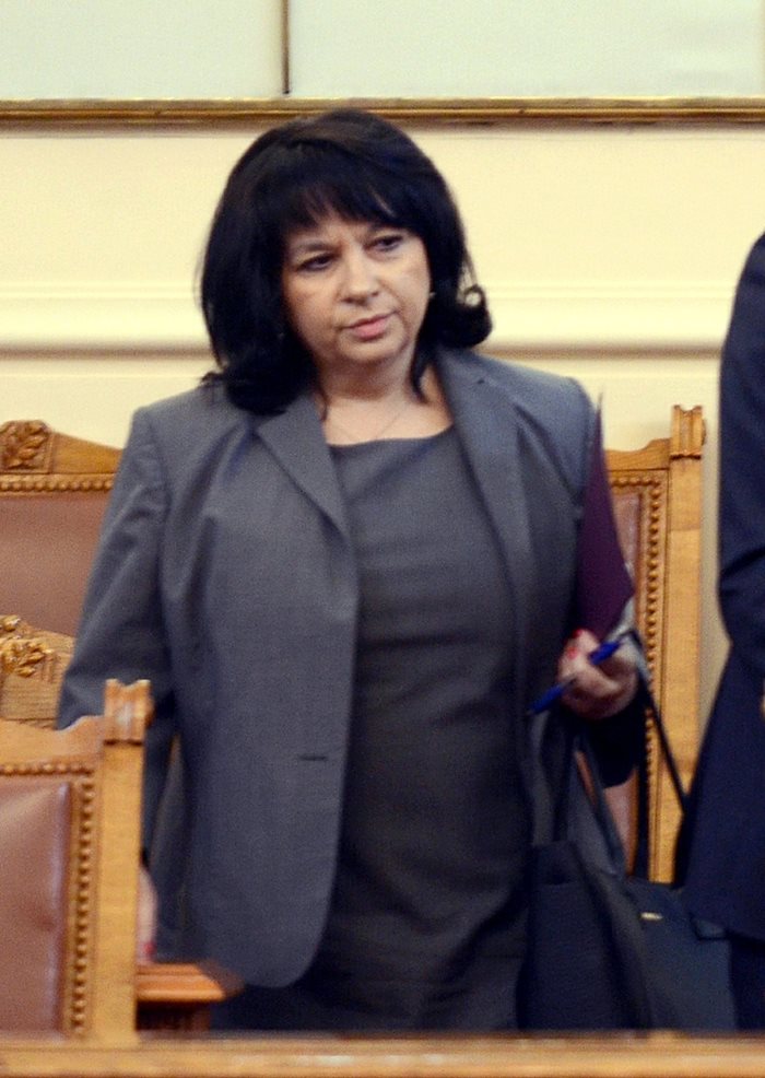 Министър Теменужка Петкова в парламента, преди да обяви оставката си.