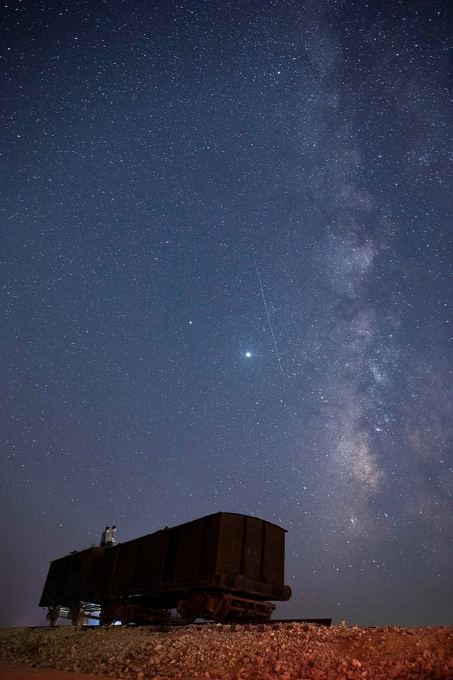 Метеор преминава покрай звездите по време на годишния метеорен дъжд Персеиди близо до границата между Израел и Египет в Езуз, Южен Израел, 12 август 2020 г.