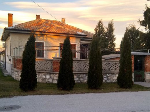 Хиляди българи предлагат селските си къщи без пари