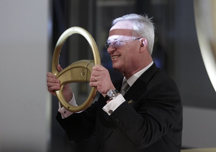Мартин Винтеркорн се радва на наградата "Златно кормило", връчена на "Фолксваген" през 2010 г.