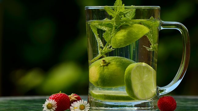 Как да си приготвим детоксикираща вода с плодове?