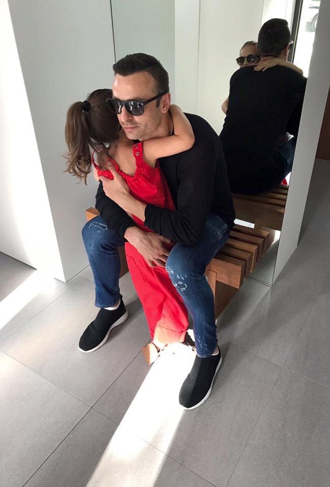 Димитър Бербатов в прегръдка с една от дъщерите му. Снимка: Фейсбук