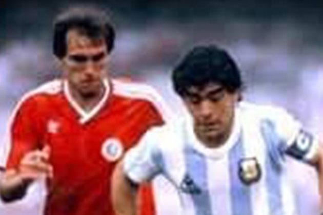 Аян Садъков в двубой с Диего Марадона в мач от световното първенство в Мексико '86