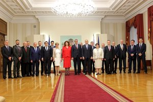 Асен Василев и Кирил Петков заедно с останалите служебни министри позират с президента Румен Радев при назначаването на първия кабинет “Янев” на 12 май 2021 г. 
 
СНИМКА: РУМЯНА ТОНЕВА 